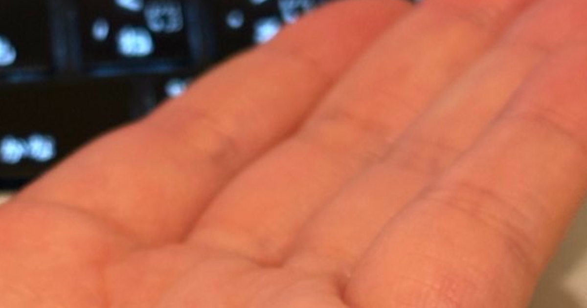 顔を触っていた男性、手に付いていたのは……　「きゃ～」思わず二度見の光景が480万表示「世にも奇妙な物語であったよな」「おもろすぎやろww」（1/3） | ライフスタイル ねとらぼ