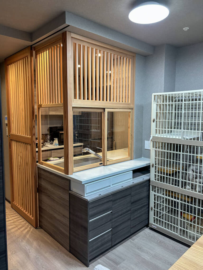 ガラス窓と密な格子でネコちゃんをシャットアウト。ちょっとかわいそうな気もするけれど、危ないからね……