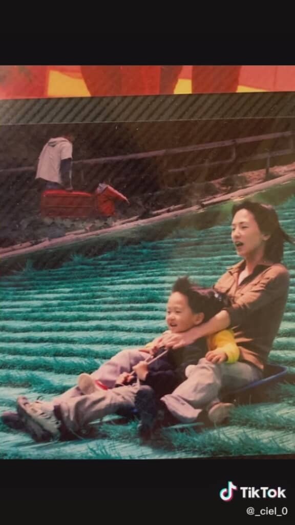 一緒に遊ぶTakumaさんとお母さん