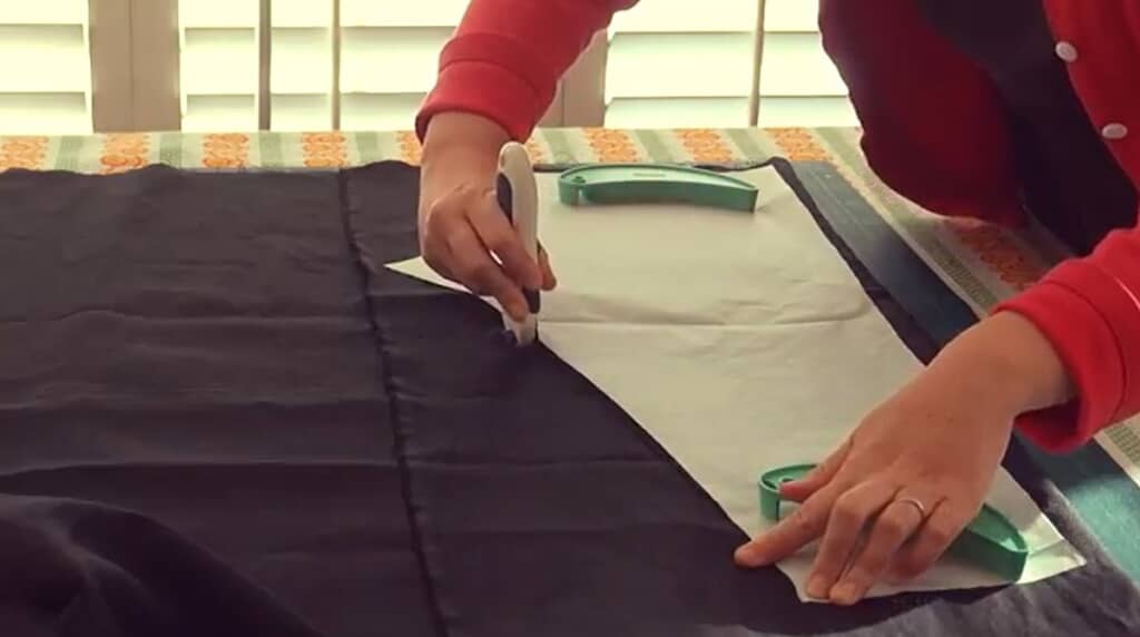 パンツの生地を裁断します