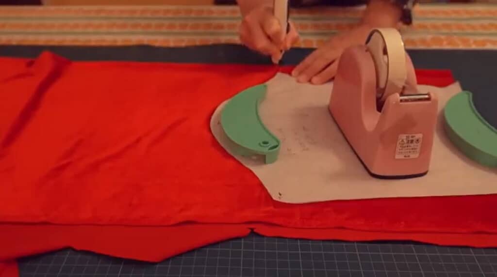 トップスの生地を裁断します