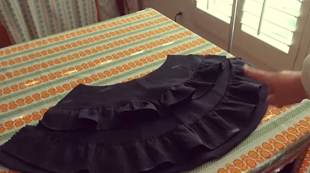 スカートにはギャザーを寄せます