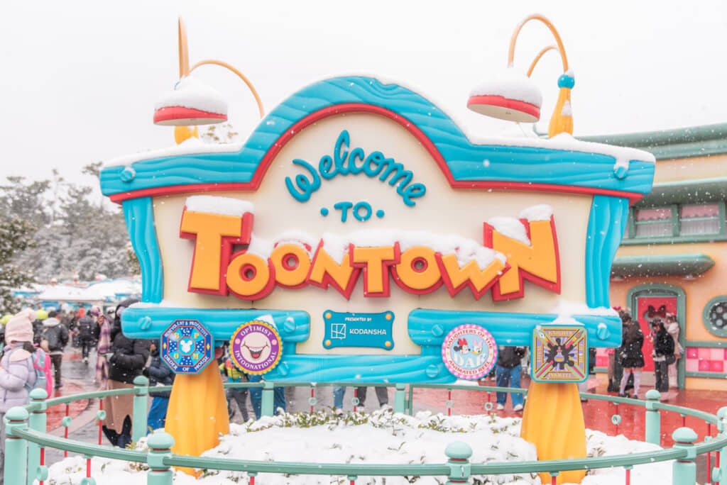 積もった雪までアニメ調。まるでカーチューンの一コマを切り取ったみたい