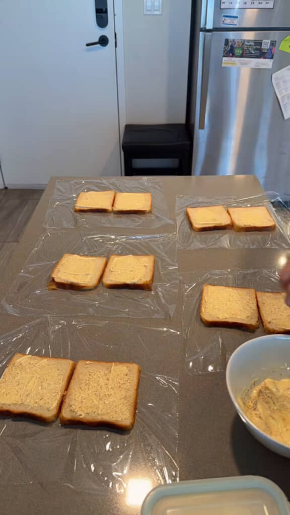 作業台いっぱいの食パン