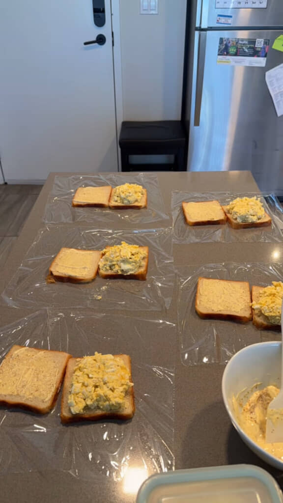 たまごフィリングを挟む