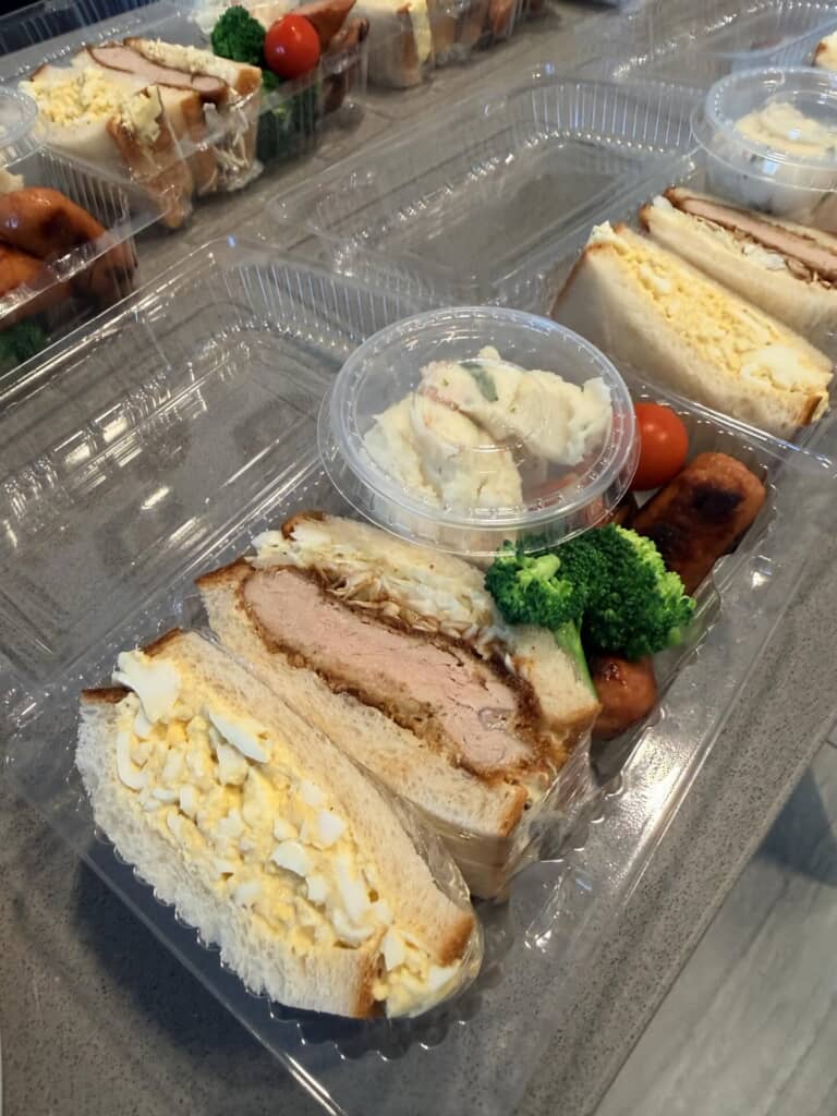 具材たっぷりのサンドとおかず