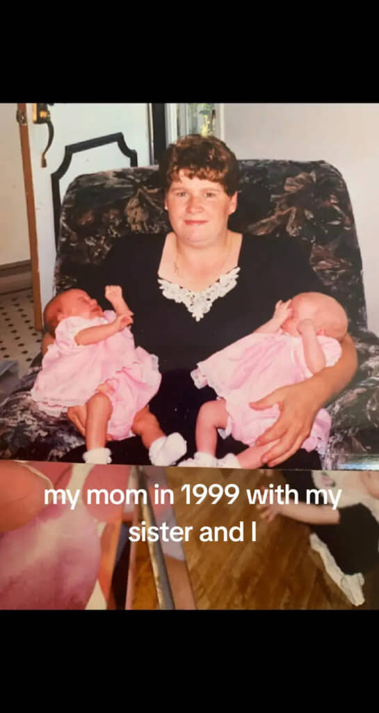 生まれたばかりの双子姉妹