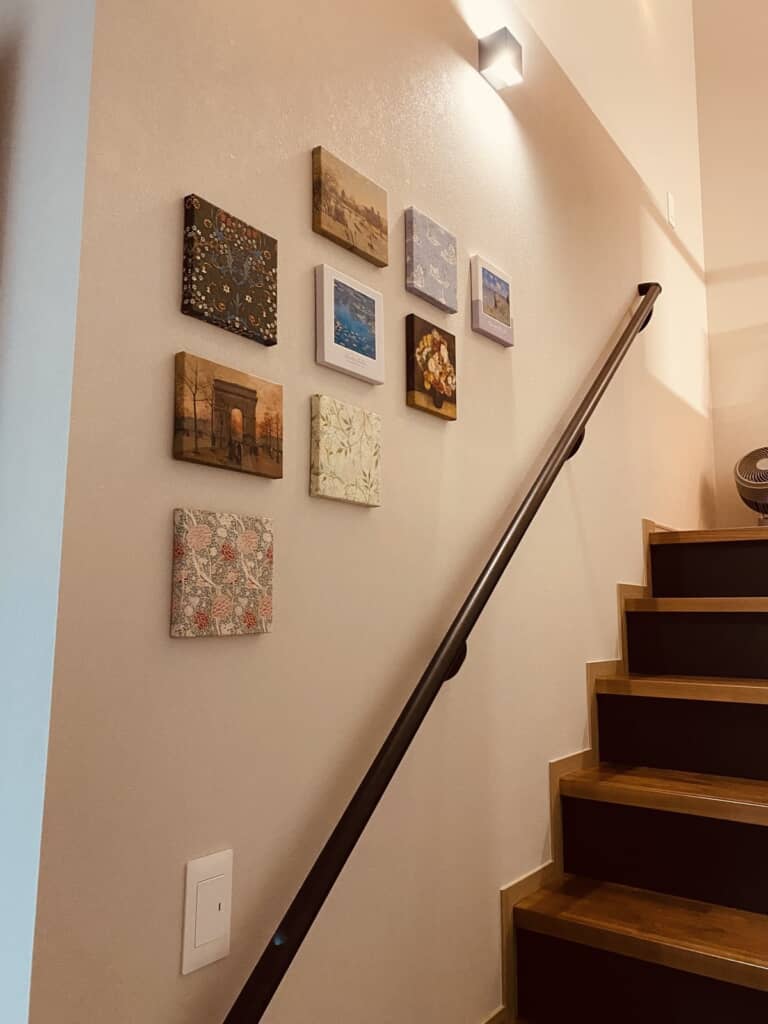 きゅるぽさんの趣味でオシャレになった階段の壁