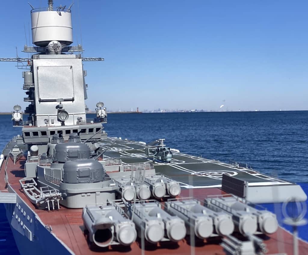 海をバックに撮影した船の模型の写真