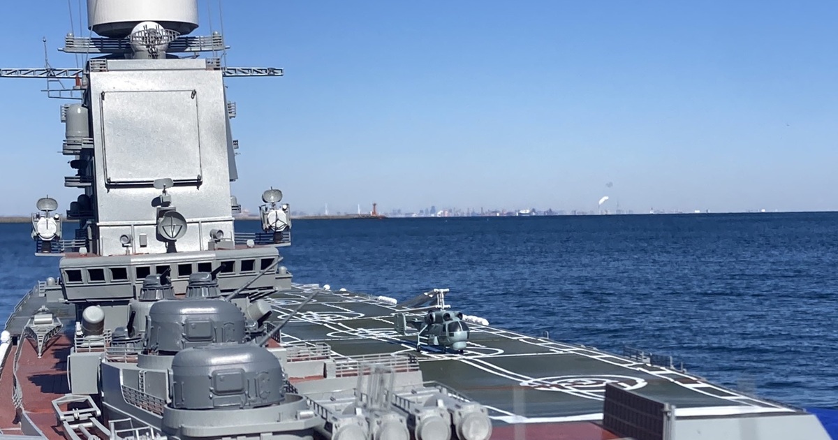 海をバックに船の模型を撮影→カメラマンを見ると……　まさかの姿に「こうやって撮ってるんですね」「すげえ楽しそうw」（1/3） | ライフスタイル ねとらぼ