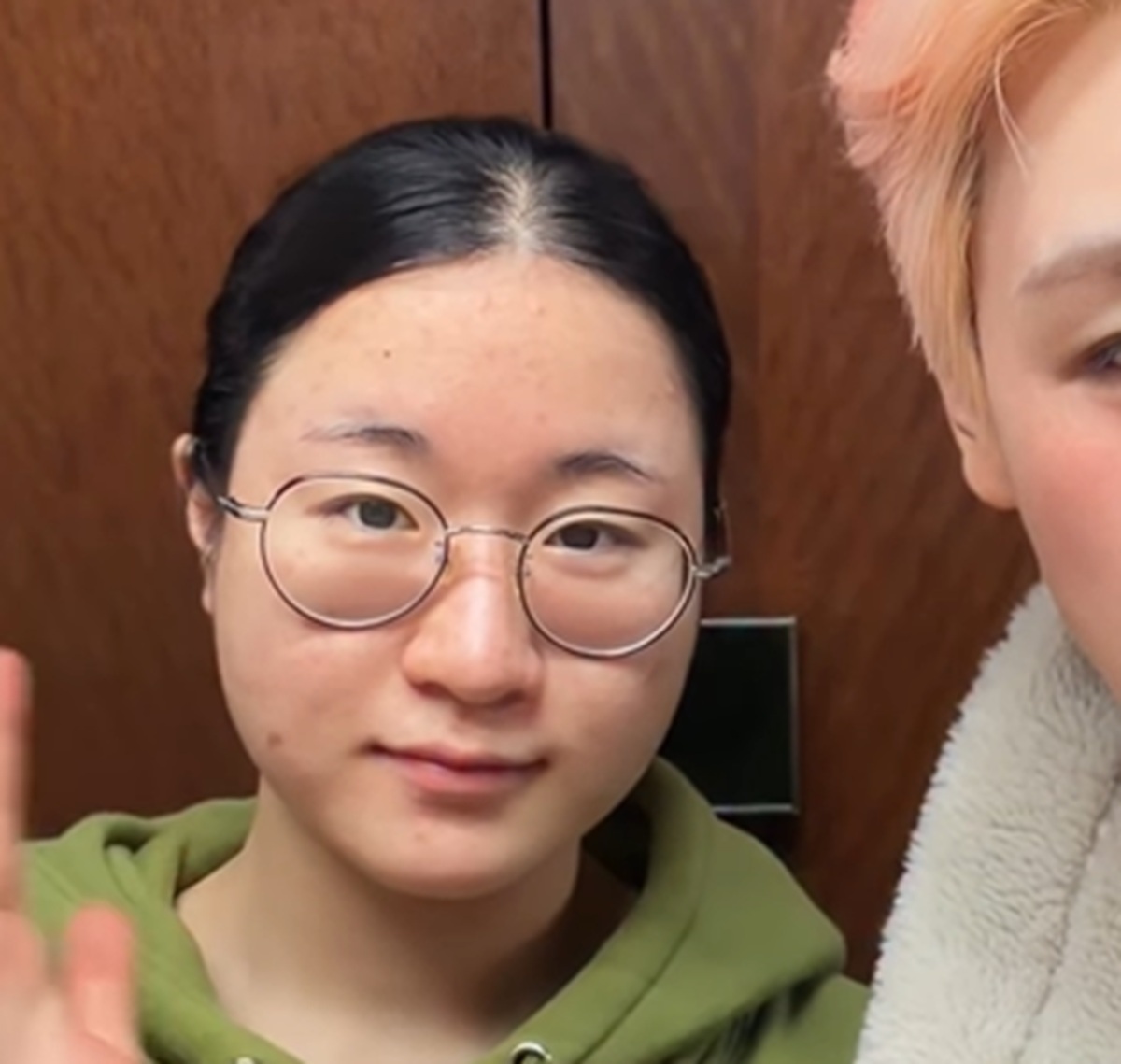 素朴な丸メガネの女の子→思い切りイメチェンすると……　驚きの大変身に「やばい、めっちゃ良い！」「うわー！」【海外】（1/3） | 美容 ねとらぼ