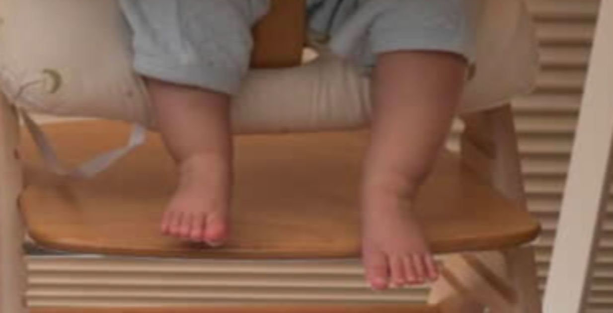 双子の離乳食でヘトヘトのママ→1枚の紙を貼っただけで……　疲れが吹き飛ぶ光景に「天才！」「ここに並べばいいですか！？」（1/3） | 育児 ねとらぼ