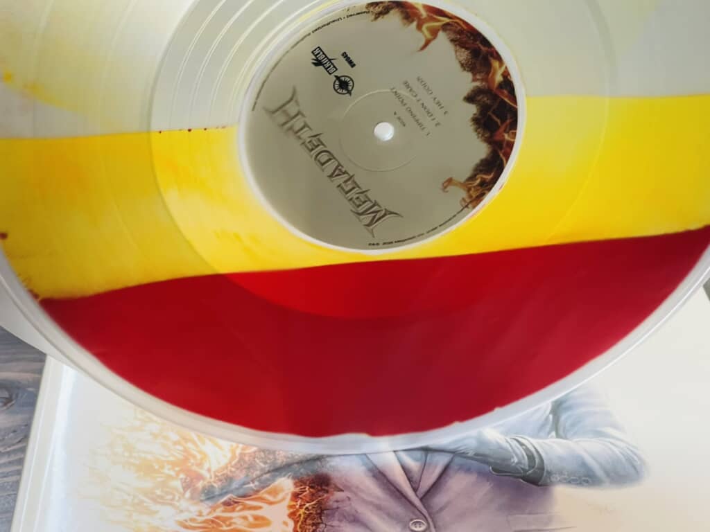 MEGADETHのロゴ入り、赤と黄色のカラー・ヴァイナル盤レコード