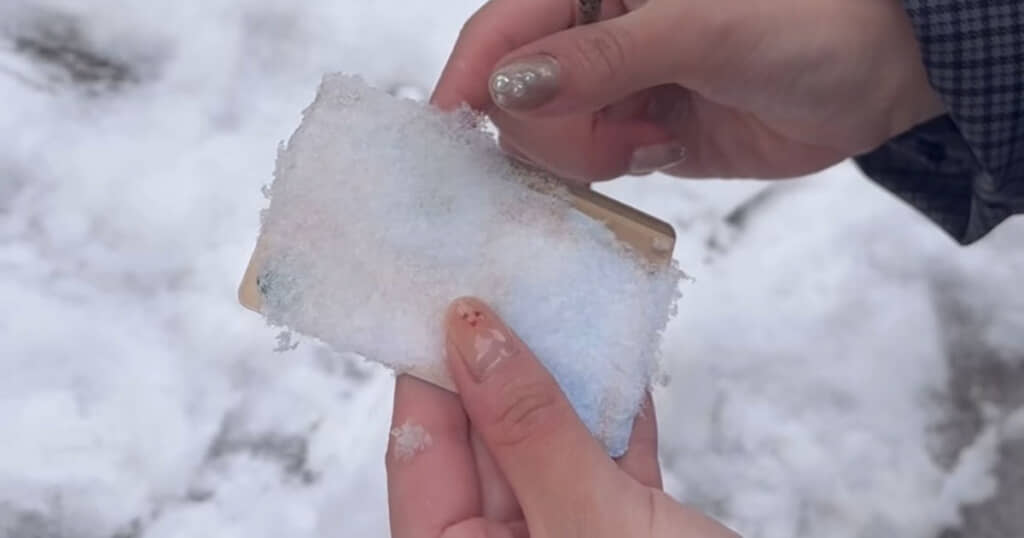カードの上に雪を乗せている様子