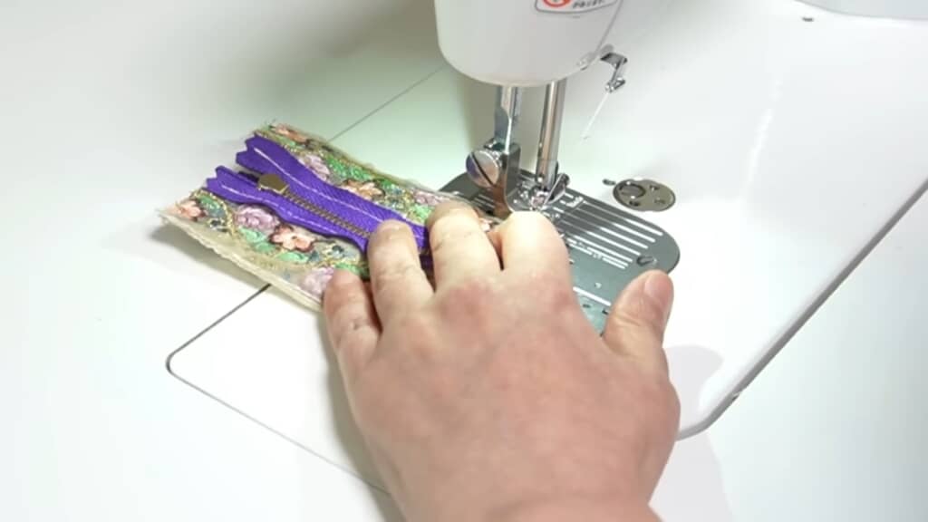 半分に折って両端を縫い合わせて