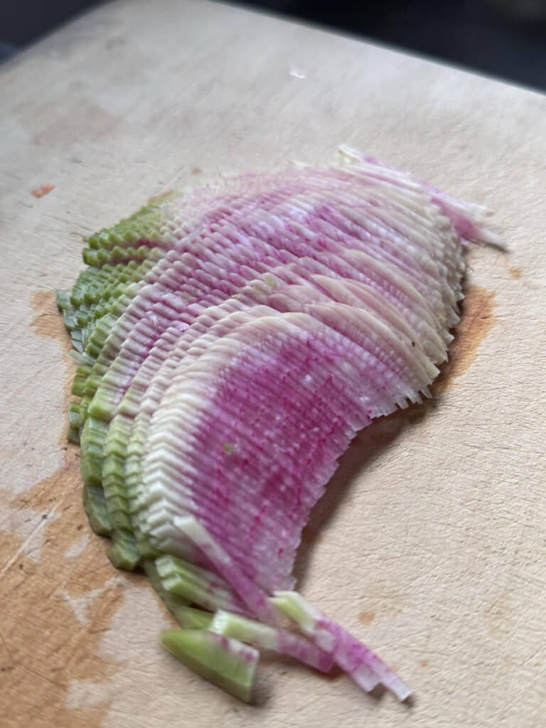 断面をずらして寝かせると、色と凹凸がモザイクアートのような光景を作り出す