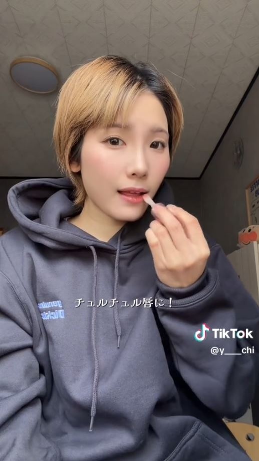 リップでチュルチュル唇に