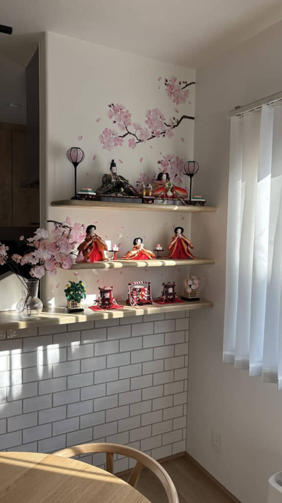 花びらが舞うウォールシールもすてき