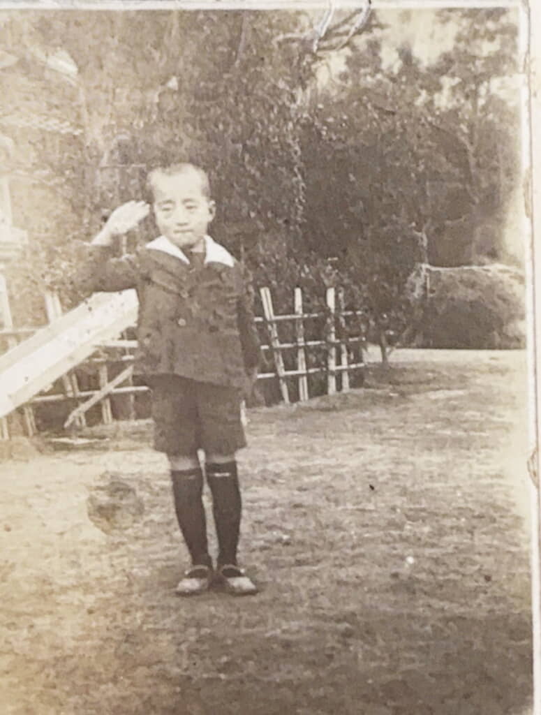 敬礼する少年時代の父親