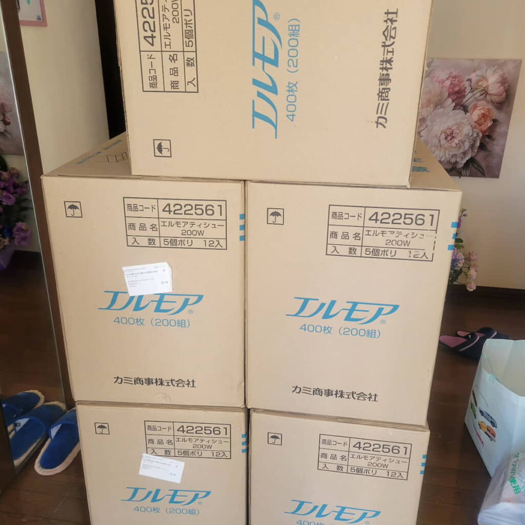 段ボール5箱＝ティッシュボックス300個が届いた