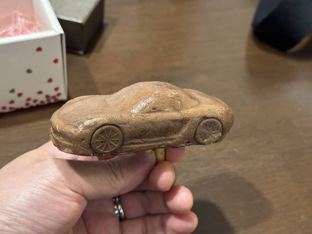 車型のチョコにプレッツェルを刺した「くるまの山」