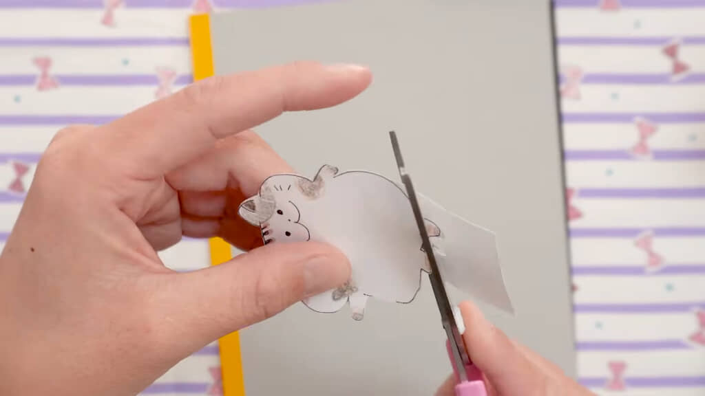 はさみでカットするこのいくさん