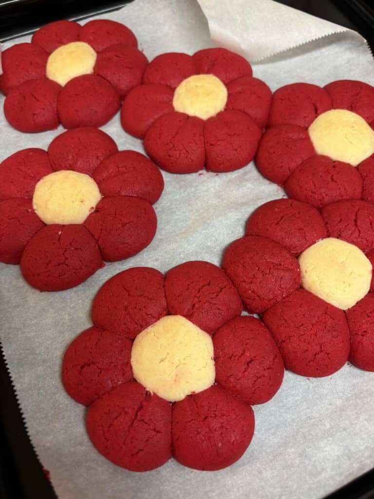 真っ赤になったお花のクッキー