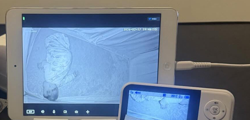 見守りカメラの向こうで幸せそうに眠る息子さん。その手前には、実はまた別の幸せそうな風景が……