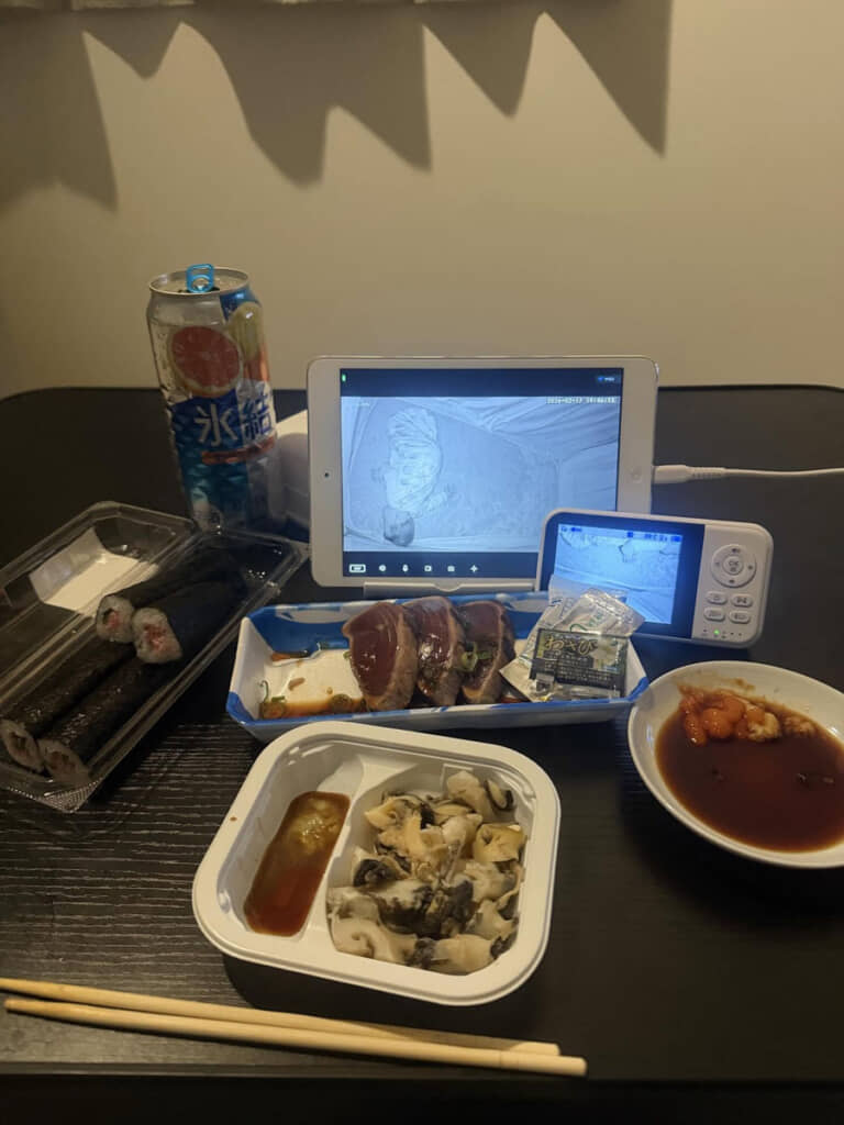 酒食を楽しみつつも息子からは目を離さない攻防一体の構え