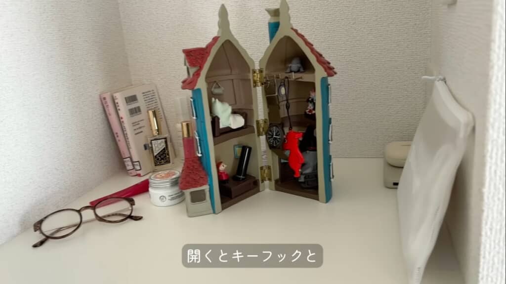 インターフォンの下の棚には玄関で使うものをセット