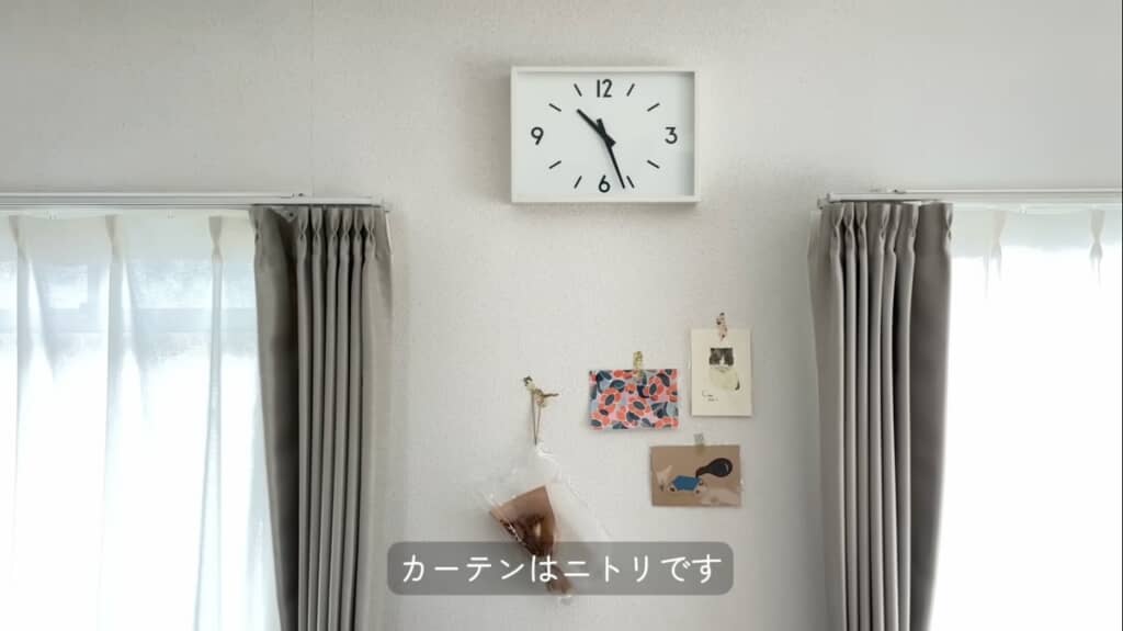 2つの窓に挟まれたスペースも無駄なく使ってデコレーション