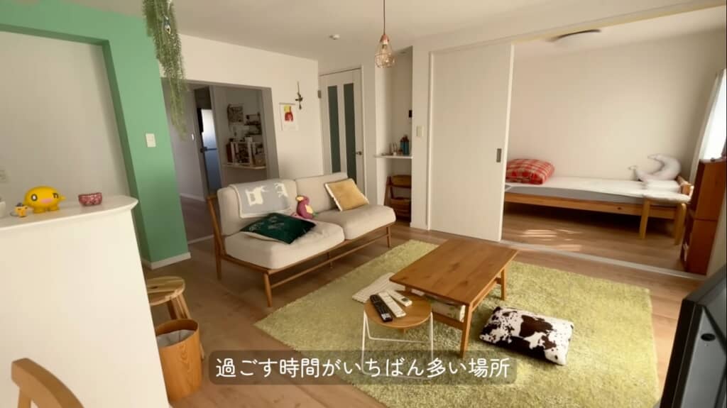 ラグの上でもくつろげるように座布団も配置