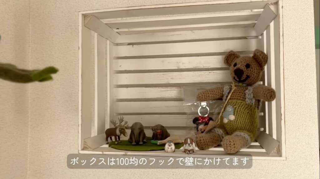 壁にかけた木箱の中に雑貨をディスプレイしていて素敵