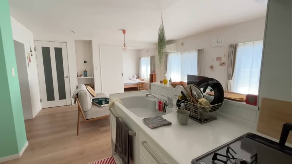 背の高い家具や壁が少なくて広々して見えますね