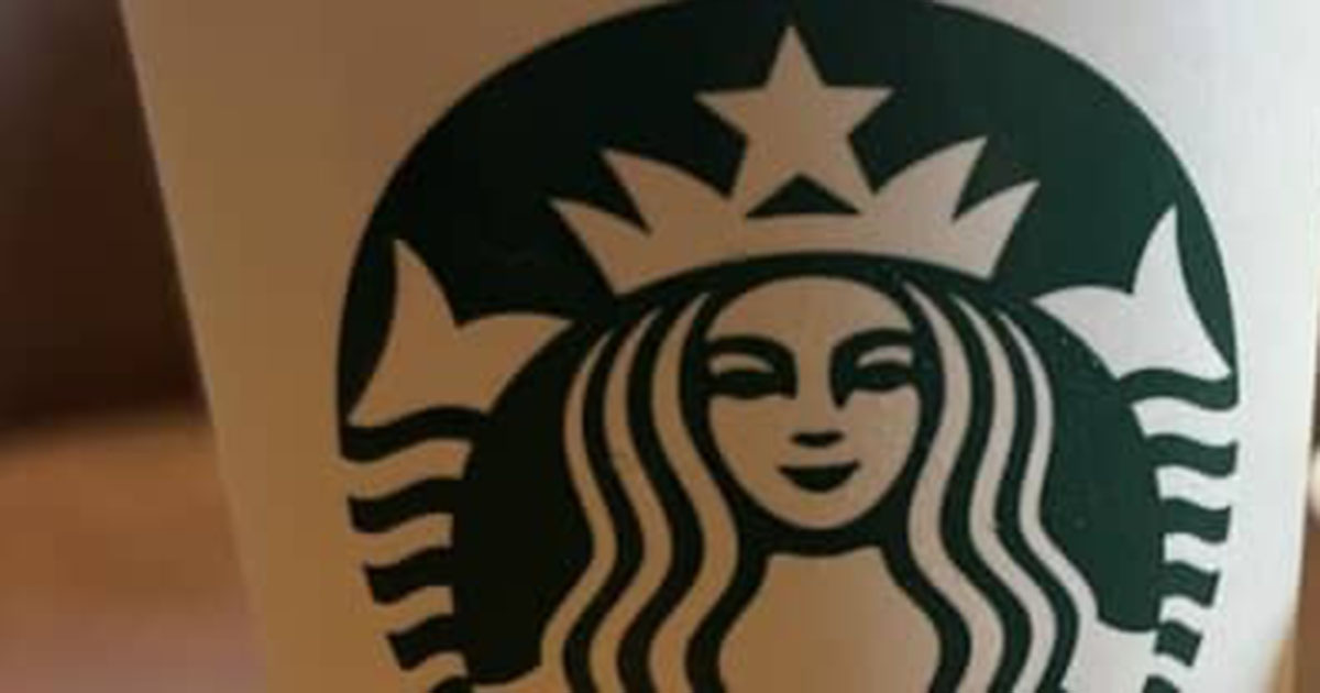 2歳娘とスタバへ→ママがカフェラテを注文したら……　店員に渡された“まさかのもの”に「さすがスタバ!!」「店員さんグッジョブ」（1/4） | ライフスタイル ねとらぼ