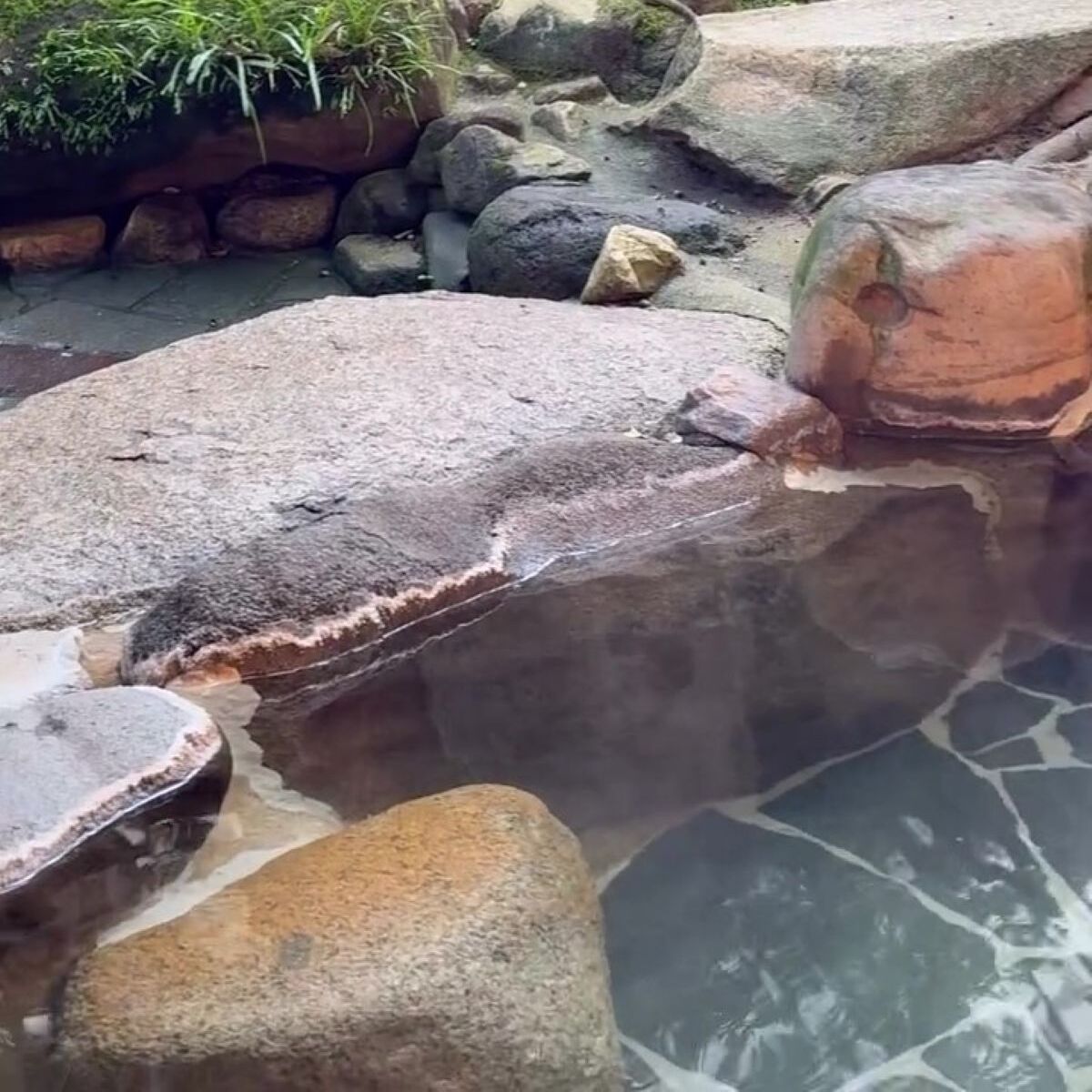 お客さんが帰ったあと、露天風呂の清掃へ行ったら……　従業員が驚いた“まさかの光景”に「な、なんで？」「何があったんや」 | ライフスタイル ねとらぼ