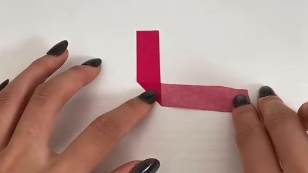 マスキングテープをL字に折って壁に貼るだけで……　1544万回再生されたライフハックに「天才すぎん!?」「困ってたから助かる」の声（1/3） | ねとらぼ