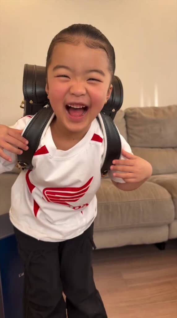 ランドセルを背負ったせのちゃん。最高の笑顔……