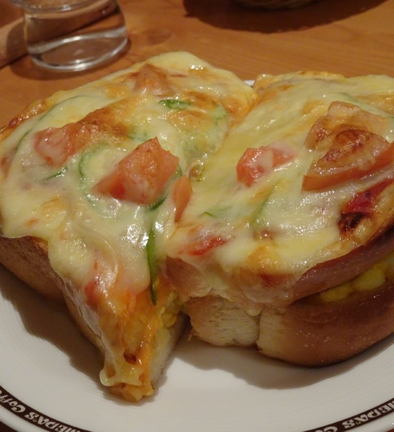 パンの間に挟んだたまごペーストも見えています