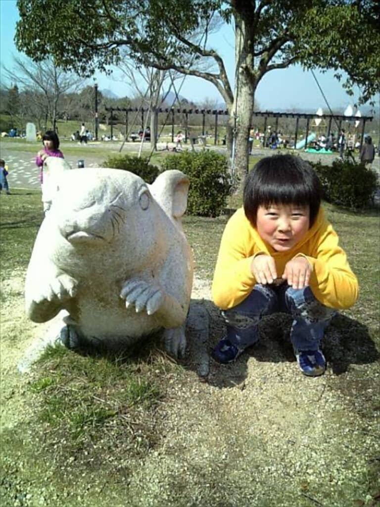 ネズミの像と同じポーズ