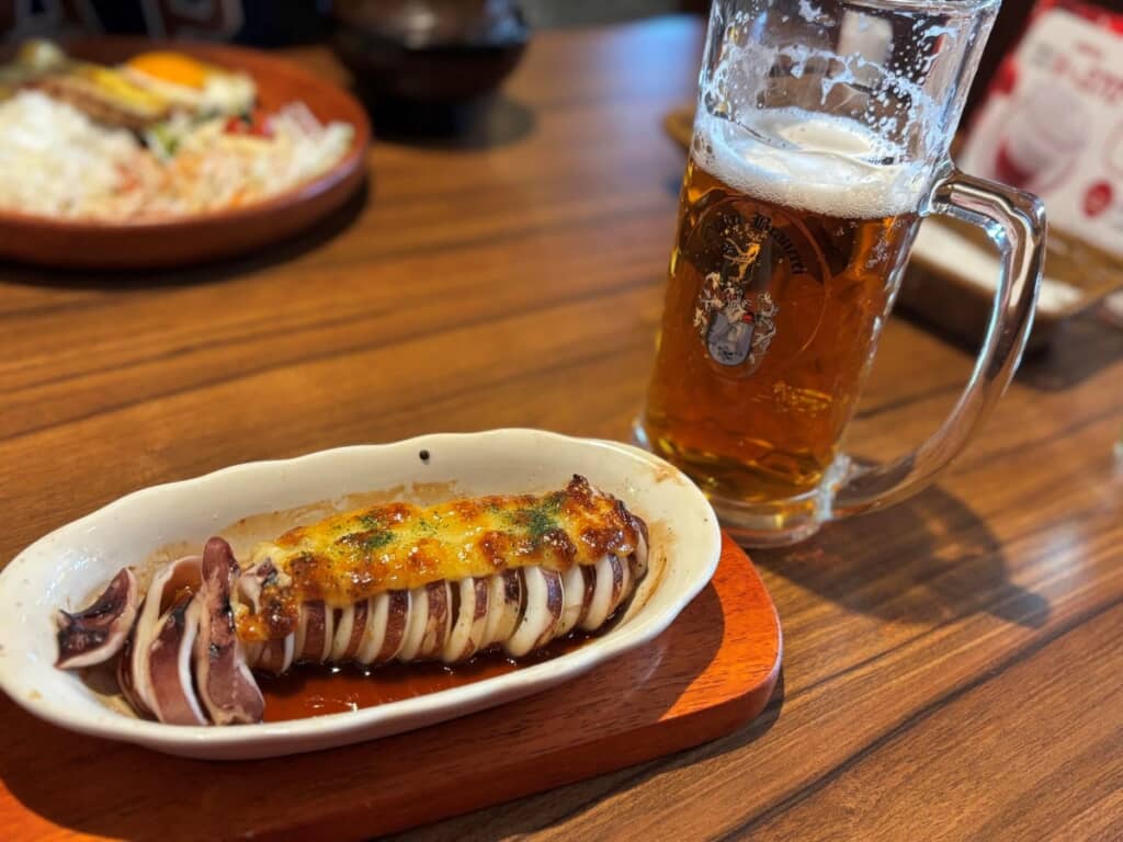チーズの乗ったイカ焼きをおつまみに飲むビールは最高ですね