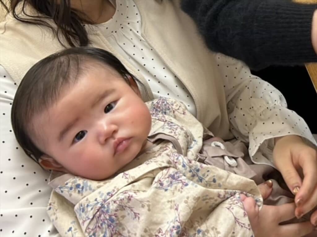 娘ちゃんをもう一度。ほっぺと生え際がそっくり……！