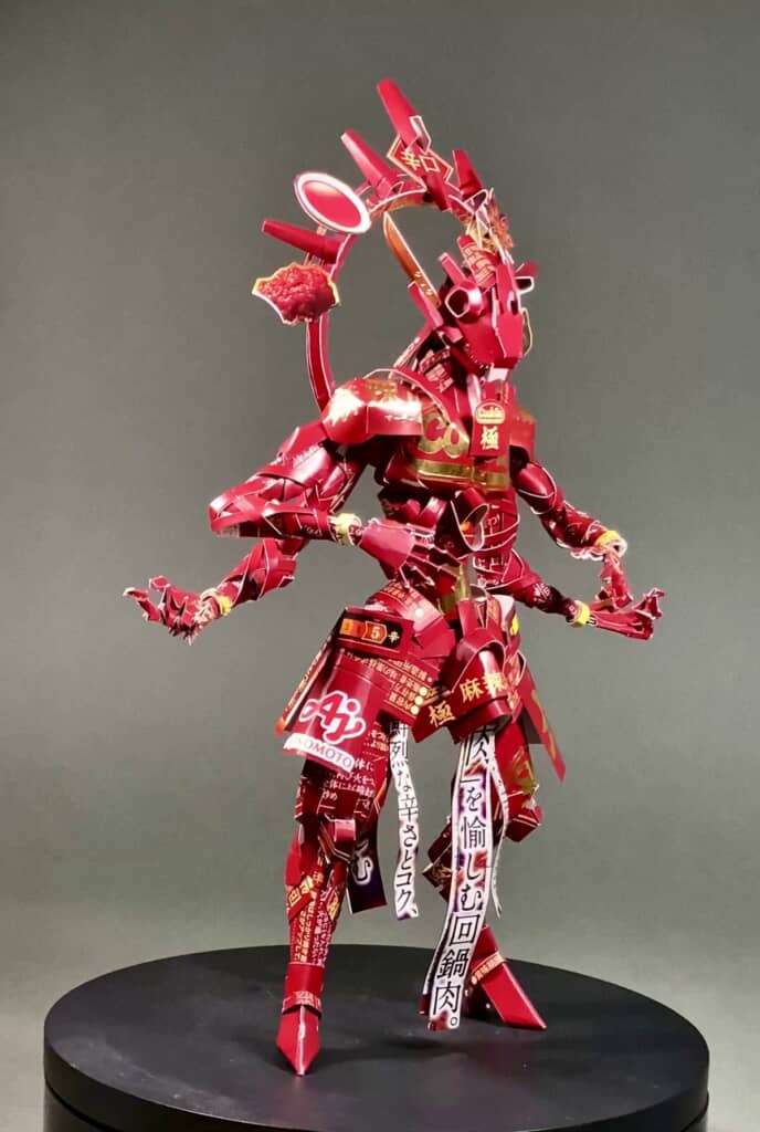 右斜め前から見た「極(プレミアム)麻辣回鍋肉用」の空箱フィギュア