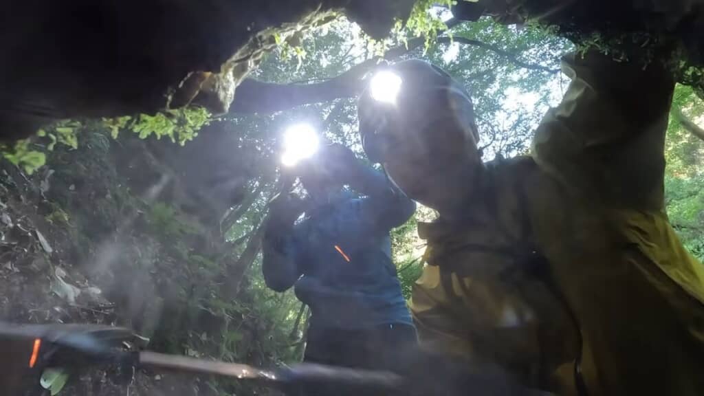 仲間と協力して採掘する投稿者