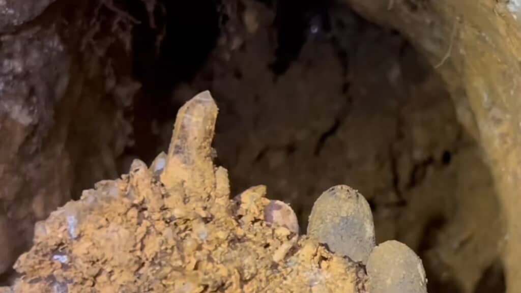 クラスターの中央でそびえ立つように生えている大きな1本の水晶