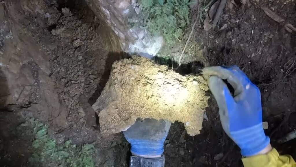 手からはみ出る程大きな水晶クラスター