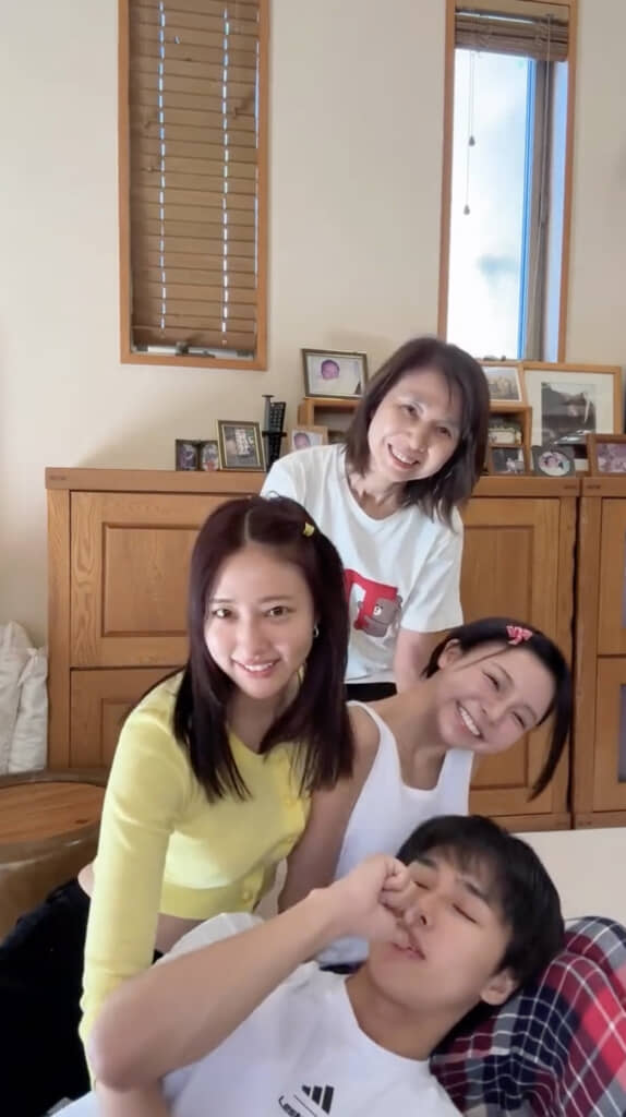 弟も赤ちゃんのときのポーズを再現!