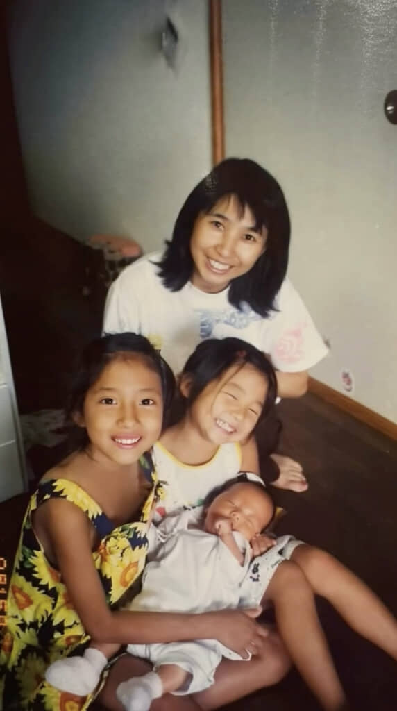 弟を抱っこする姉たち&母