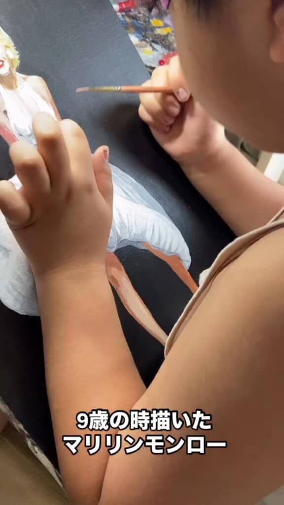 9歳のときに描いたマリリン・モンローの制作風景が話題に
