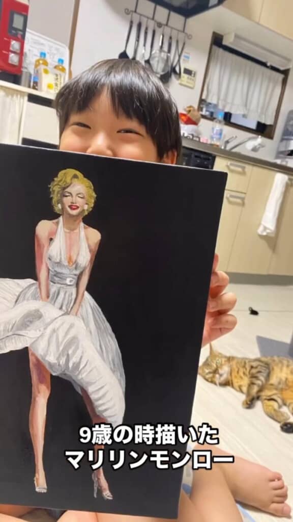 完成間近の絵画を持つ翔哉くん